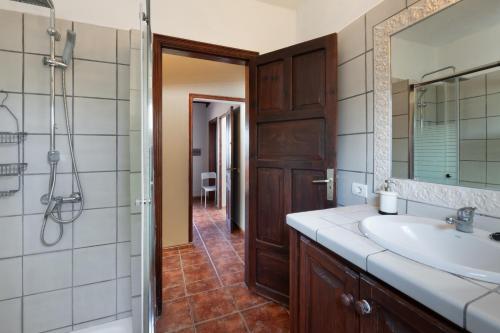 a bathroom with a sink and a mirror at Los Lilos in Tijarafe