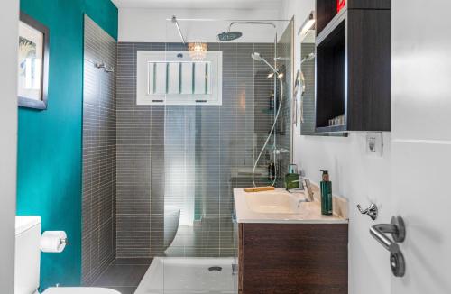 a bathroom with a shower and a sink and a toilet at 51 Avenue Playa Honda in Playa Honda