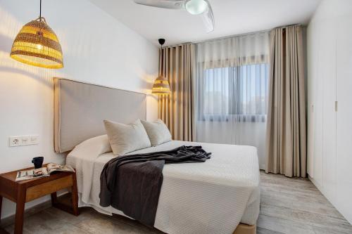 a bedroom with a bed and a window at Casa Sunrise in Parque Holandes