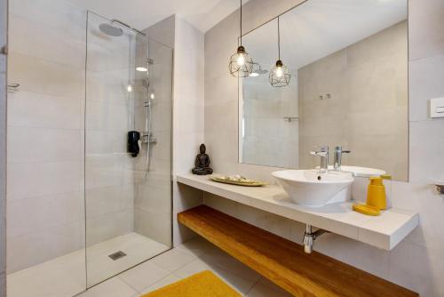 a bathroom with a sink and a shower at Casa Sunrise in Parque Holandes
