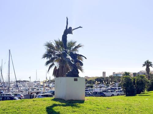 Loft Vue Mer avec Terrasse Privée — Quartier Port Vauban, Antibes | 2 min Gare | Plages à pied photo 26