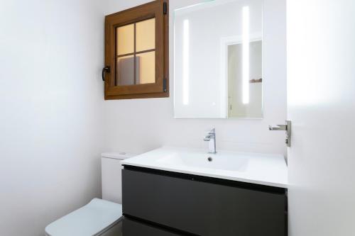 a bathroom with a sink and a toilet at Casa en la playa con piscinas A in Puerto Marino