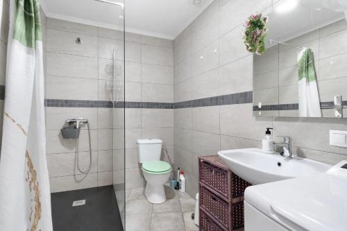 a bathroom with a shower and a toilet and a sink at Apartamento Las Flores4 in San Bartolomé