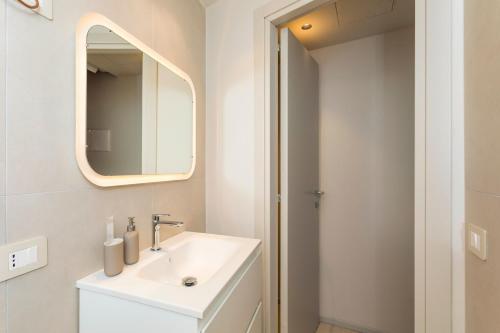 a bathroom with a sink and a mirror at Spazio Pardo in Catania