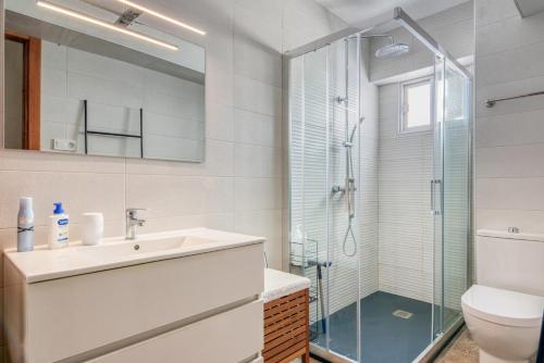 a bathroom with a shower and a sink and a toilet at Apartamento de playa en Cullera in Cullera