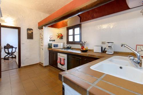 a kitchen with a sink and a counter top at La Guajira in Güime