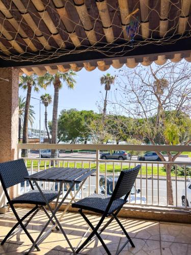 Loft Vue Mer avec Terrasse Privée — Quartier Port Vauban, Antibes | 2 min Gare | Plages à pied photo 6
