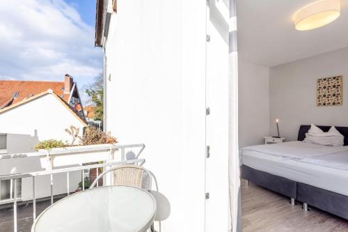 a room with a bed and a view of a bedroom at Ferienwohnung am Wall in Soest