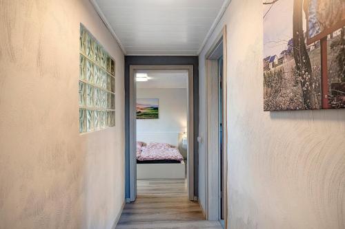 a hallway with a room with a bed at Casa Renata in Schüller