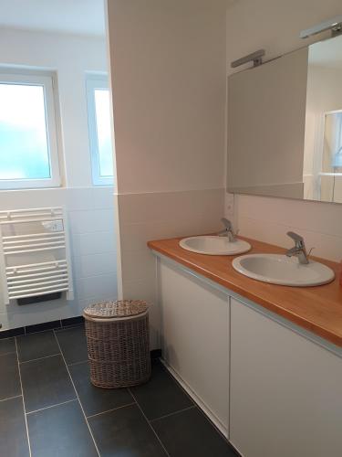 a bathroom with two sinks and a window at Chambres Er Vingle - Locmariaquer in Locmariaquer