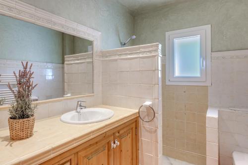 a bathroom with a sink and a mirror at Villa Es Ratolí in Cacla D'or