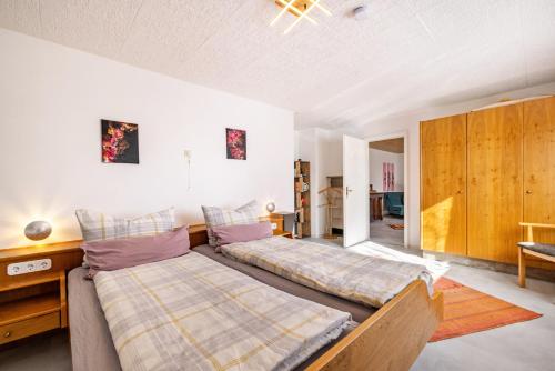 a bedroom with two beds and a desk at Hund und Kind Appartment in Oberndorf am Neckar