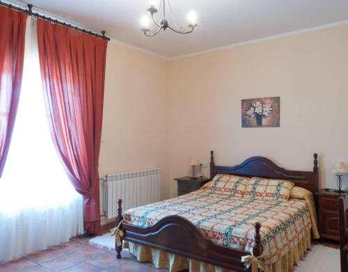 a bedroom with a bed and a window at Casa Rural Vielba in Barruelo de Santullán