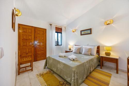 a bedroom with a bed with two towels on it at Casa 54 in Valverde