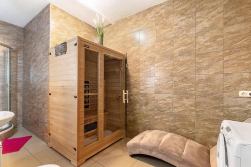 a bathroom with a shower stall and a toilet at Ferienwohnung bei Burg Eltz in Kaisersesch