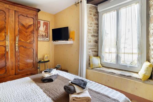 a bedroom with a bed and a large window at Chambre Grany - Chambre in Aucaleuc