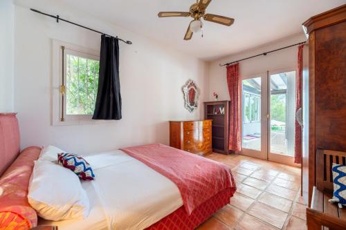 a bedroom with a bed and a ceiling fan at Villa Renate in Sant Josep de sa Talaia