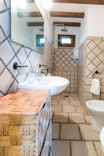a bathroom with a sink and a toilet at Villa Riggia - La Masseria in Nardò