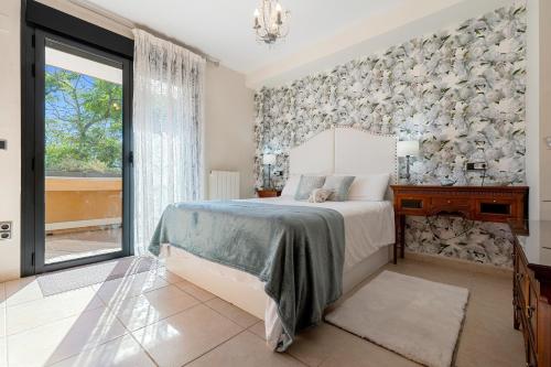 a bedroom with a bed and a large window at Casa Emi in Cambrils
