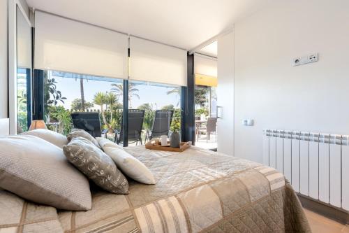 a bedroom with a large bed with pillows at Apartamento Ballena in Cambrils