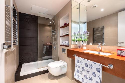 a bathroom with a toilet and a sink at Apartamento Ballena in Cambrils