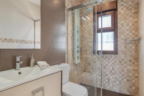 a bathroom with a shower and a toilet and a sink at Casa Romero in Campano