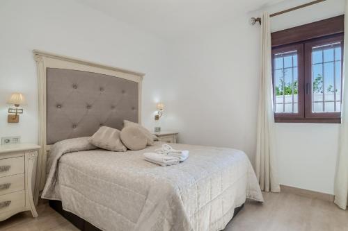 a bedroom with a bed with two towels on it at Casa Romero in Campano
