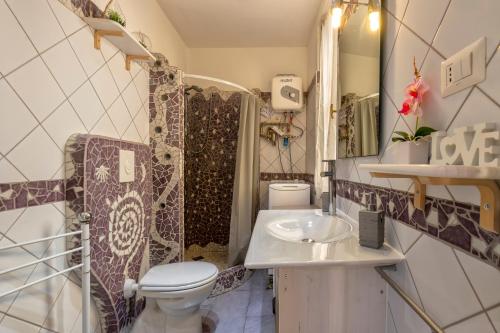 a small bathroom with a toilet and a sink at La casetta Bianca in Sassari