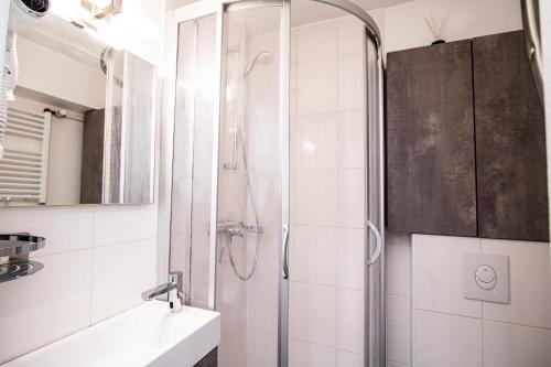 ein Badezimmer mit Dusche und Waschbecken in der Unterkunft Syltbrise 22 in Sylt
