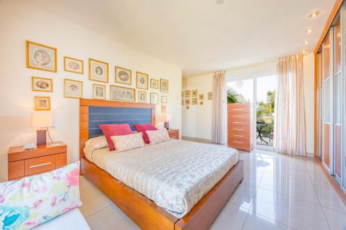 a bedroom with a bed and a large window at Sconto in L'Alfàs del Pi