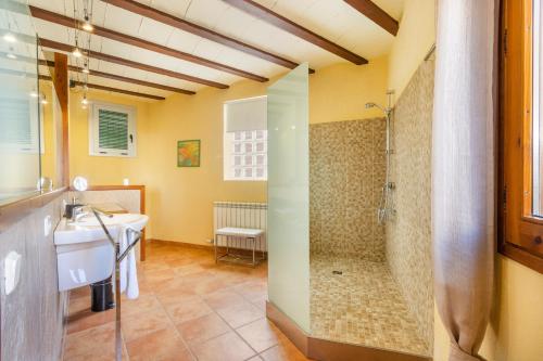 a bathroom with a shower and a sink at Cal Menut in Belianes