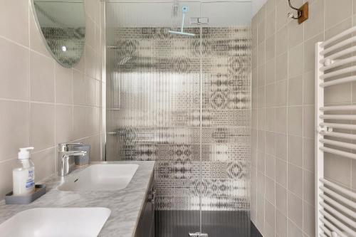 a bathroom with a sink and a shower at Gîte Du Centre avec terrasse in Romorantin