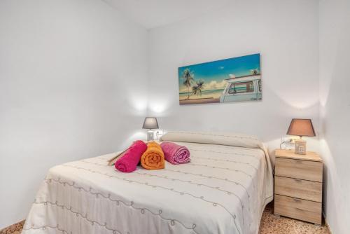 a bedroom with a bed with pink pillows on it at Brooklyn in Oliva