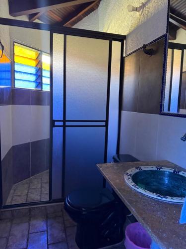 a bathroom with a shower and a toilet and a tub at Hotel Campestre Lucila in Estación El Salto