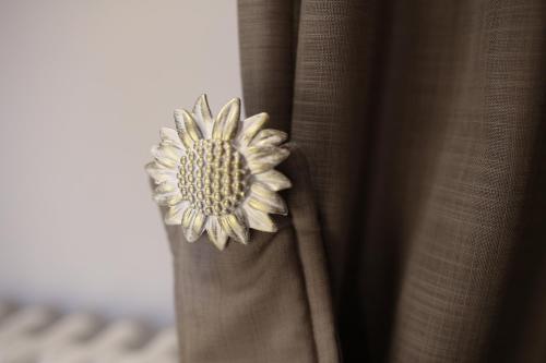 a flower on the side of a curtain at Casanova in Scandicci