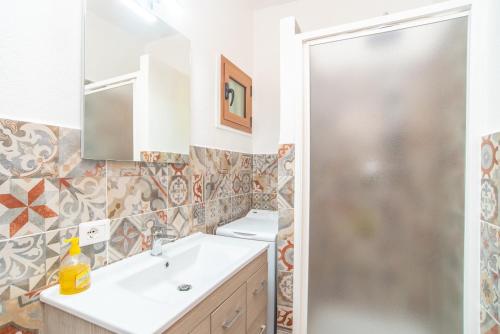 a bathroom with a sink and a shower at Flat Orizzonte in Palau