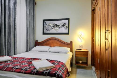 a bedroom with a bed with a plaid blanket at Pacohouse, Apartamento cerca al parque in Jardin