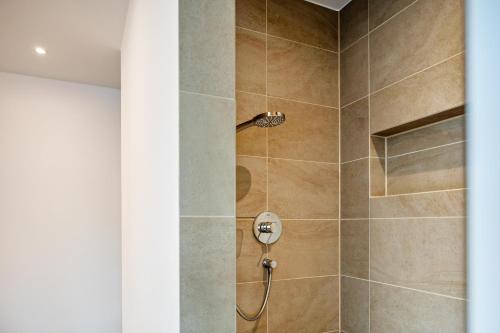a shower with a shower head in a bathroom at Ferienwohnung im Obstgarten in Ihringen