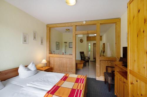 a hotel room with a bed and a living room at Krüseliner Mühle - Appartements in Krüselin