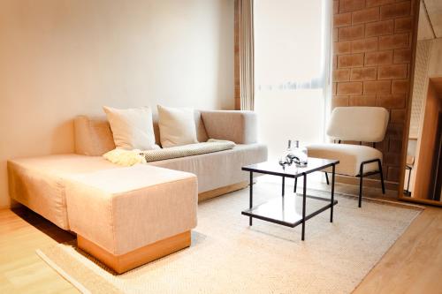 a living room with a couch and a table at Mutuo Vive in Guadalajara