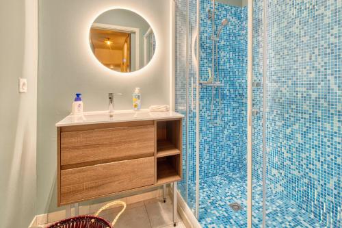 a bathroom with a sink and a shower at L'envie Eymet in Eymet