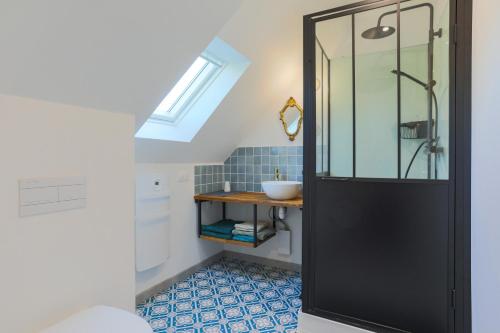 a bathroom with a shower and a sink at Maison de vacances Kerkohann in Tressignaux