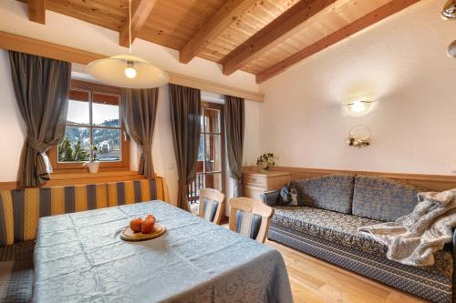 ein Wohnzimmer mit einem Tisch und einem Sofa in der Unterkunft Maierhof in Wengen