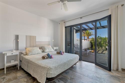 a bedroom with a bed with two stuffed animals on it at Casa Bidasoa 35 in Playa Blanca