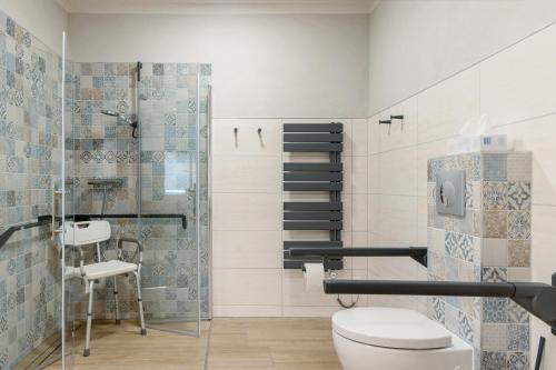 a bathroom with a toilet and a shower at Ferienhäuser im Sternenpark am See in Lochow