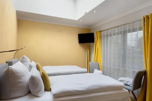 a hotel room with two beds and a window at Ferienhäuser im Sternenpark am See in Lochow