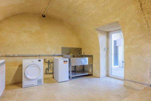 un bagno con lavandino e WC di Mas Des Genêts a Laurac-en-Vivarais