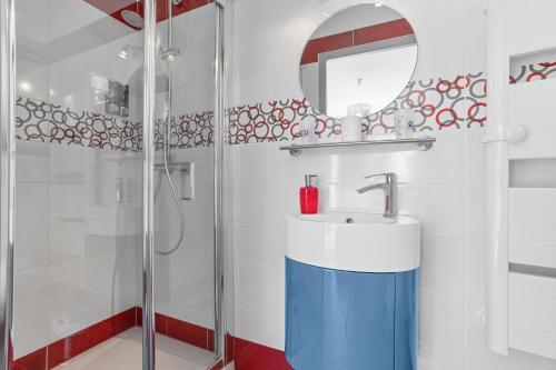 a bathroom with a sink and a shower at La Vue des Anges in Draguignan