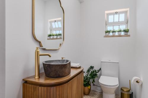a bathroom with a sink and a mirror at Casa do Rei - Charneca in Charneca