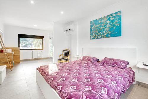 a bedroom with a purple bed in a room at Ericito in Denia